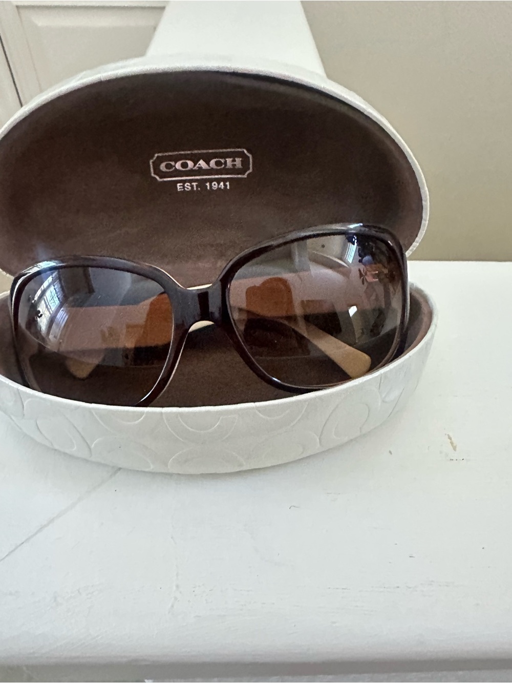 Coach sunglasses-Women’s Black Frame Brown Lens